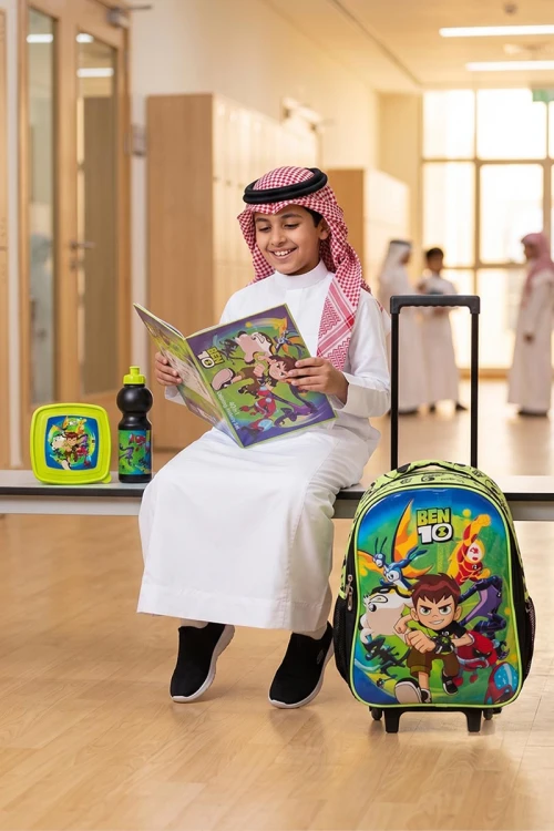 طقم مدرسي متكامل 5 في 1 بتصميم  بن تن يشتمل على حقيبة ترولي مع ملحقاتها الأربعة الأخرى كحقيبة الطعام ، الزمزمية ، علبة الوجبات و دفتر التلوين