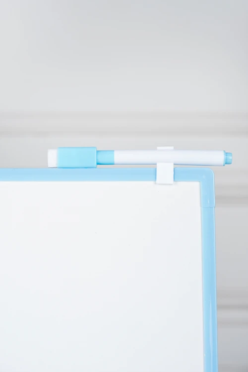 سبورة بيضاء صغيرة للأطفال بإطار متعدد الألوان مزودة بقلم وممحاة و مقبض علوي