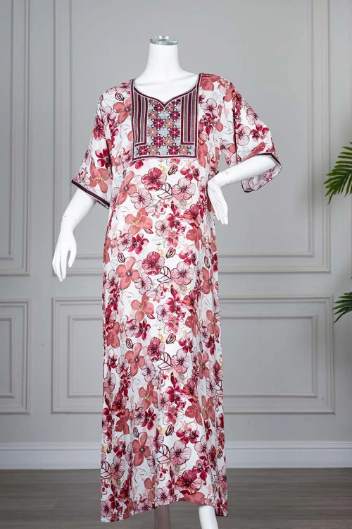 قميص نسائي طويل باللون الأبيض المزين بنقوش زهور وردية وحمراء ياقة مطرزة بنقوش هندسية أنيقة وأكمام واسعة