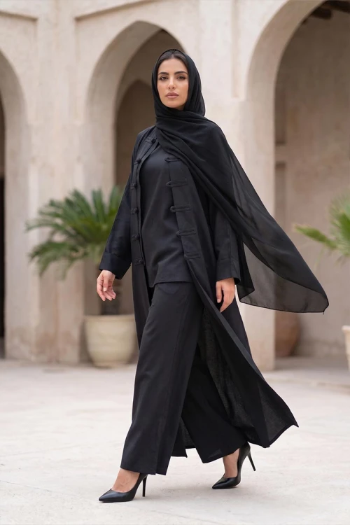 عباية نسائية 4 قطع لون أسود بلوزة داخلية بدون أكمام مع بنطلون طويل و طرحة و عباية بأزرار من الأمام و رباط في الخلف