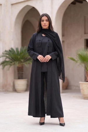 عباية نسائية 4 قطع لون أسود بلوزة داخلية بدون أكمام مع بنطلون طويل و طرحة و عباية بأزرار من الأمام و رباط في الخلف 