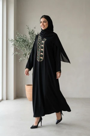 عباءة نسائية باللون الأسود بشت مزينة بتطريز تراثي على طول الياقة سيفين و نخلة باللونين الأخضر و الذهبي مع طرحة