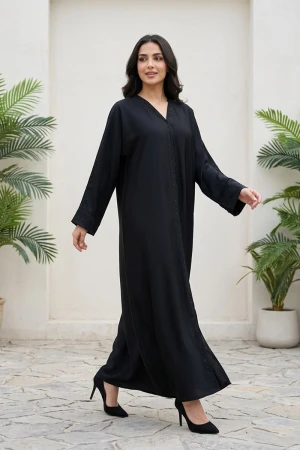 عباءة نسائية لون أسود مزينة بفصوص باللون الأسود ممتد على طول الياقة و المنتصف و أطراف الأكمام بأزرار طقطق من الأمام 