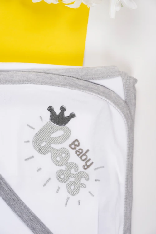 كوفلة أطفال قطنية باللون الأبيض مزينة بأطراف رمادية وطبعة Baby Boss مع شكل تاج صغير  85x85سم