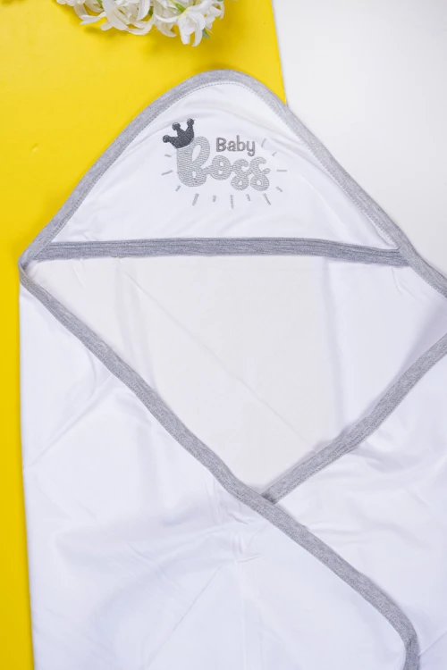 كوفلة أطفال قطنية باللون الأبيض مزينة بأطراف رمادية وطبعة Baby Boss مع شكل تاج صغير  85x85سم