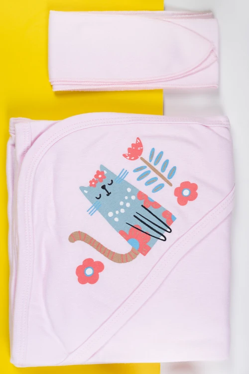 كوفلة أطفال قطنية باللون الوردي الفاتح مع ربطة منفصلة مزينة بطبعة لقطة زرقاء محاطة بزهور ملونة 85*85سم