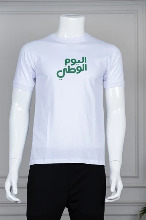 تيشيرت رجالي قطن لون أبيض بطبعة اليوم الوطني من الأمام و خريطة المملكة من الخلف ياقة دائرية 