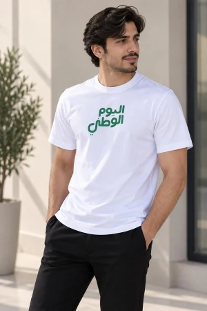 تيشيرت رجالي قطن لون أبيض بطبعة اليوم الوطني من الأمام و خريطة المملكة من الخلف ياقة دائرية 