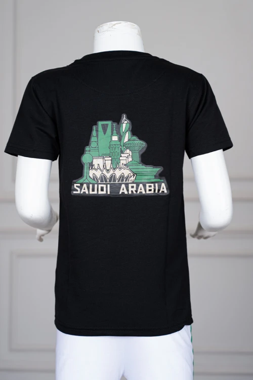 تيشيرت شبابي لون أسود بطبعة اليوم الوطني من الأمام و الخلف ياقة دائرية و بأكمام قصيرة