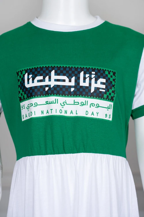 فستان بناتي قطني لليوم الوطني باللونين الأخضر و الأبيض و بطبعة عزنا بطبعنا من الأمام