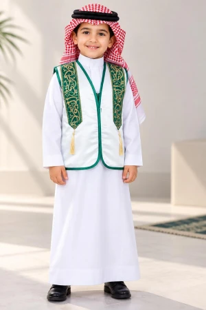 سديري ولادي باللونين الأبيض و الاخضر مزين بتطريز ذهبي من الأمام و بشرابات ذهبية متدلية 