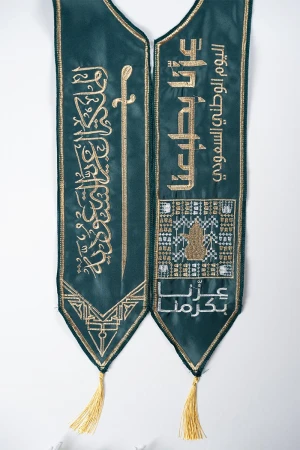 وشاح لليوم الوطني السعودي باللون الزيتي مزينة بتطريز عبارات و رسمة سيف باللون الذهبي 