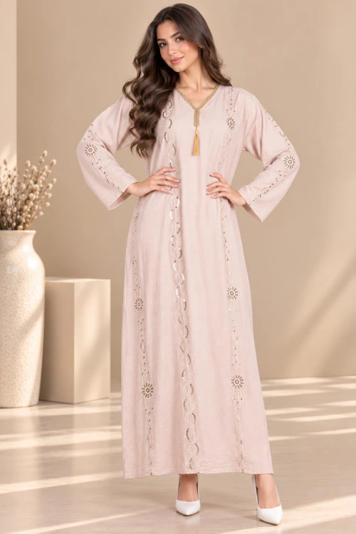 جلابية نسائية طويلة باللون اللحمي مزينة بتطريزات طولية براقة ياقة V مطرزة بالذهبي