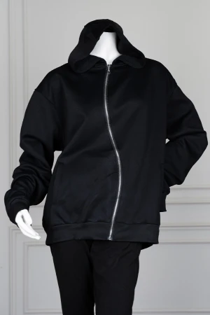 جاكيت نسائي لون أسود قبعة متصلة بسحاب أمامي و جيوب من الجانبين و أكمام طويلة 