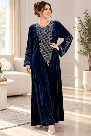 جلابية نسائية طويلة لون كحلي مزينة بفصوص و حبات اللؤلؤ في الياقة من الأمام و أطراف الأكمام 