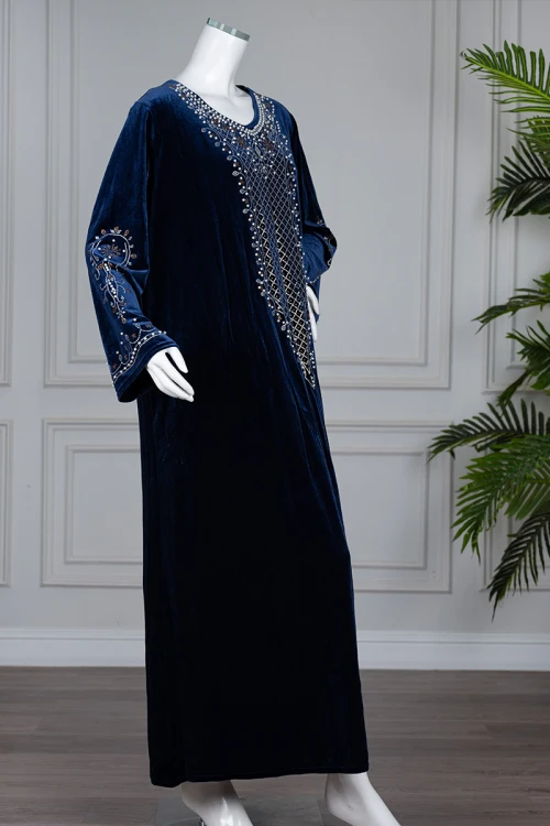 جلابية نسائية طويلة لون كحلي مزينة بفصوص و حبات اللؤلؤ في الياقة من الأمام و أطراف الأكمام