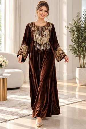 جلابية نسائية طويلة لون بني مزينة بتطريز ذهبي و فصوص في الياقة من الأمام و أطراف الأكمام 