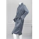روب استحمام لون رمادي غامق بجيوب من الأمام و رباط في الخصر و أكمام طويلة