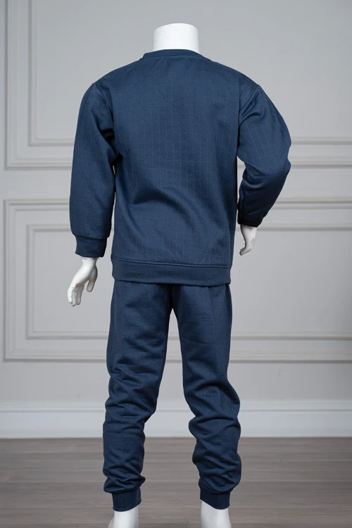 طقم ولادي شتوي قطعتين لون كحلي مزين بكتابات من الأمام بلوزة بياقة دائرية و جيب الكنغر مع بنطلون طويل