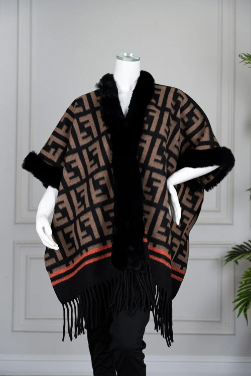 شال نسائي شتوي لون أسود و بيج مزين بنقوش هندسية و بفرو ناعم في الياقة و الأطراف مع شراشيب سفلية