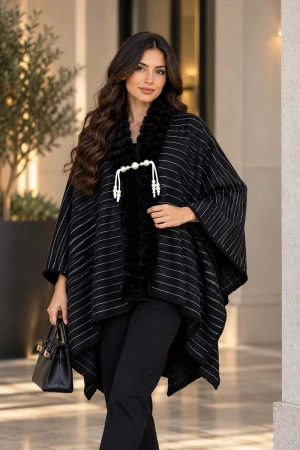 شال نسائي شتوي لون أسود مخطط باللون الأبيض مزين بفرو ناعم من الياقة و الأمام و بمشبك لؤلؤي 