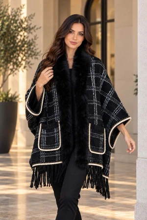 شال نسائي شتوي لون أسود بنقوش كاروهات بيضاء و ورمادي مزينة بفرو ناعم بجيوب من الأمام و أطراف باللون الكريمي