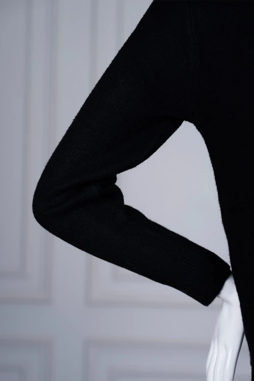 بلوزة نسائية شتوية لون أسود ياقة مرتفعة و أكمام طويلة
