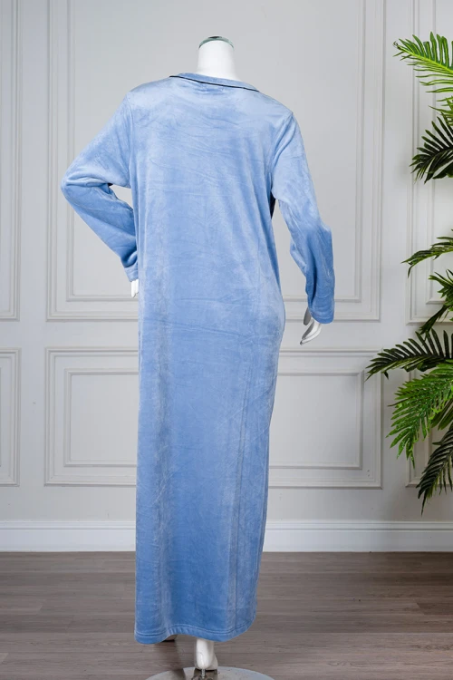 قميص نسائي شتوي طويل لون سماوي ياقة دائرية بجيب و كتابة من الأمام و بأكمام طويلة