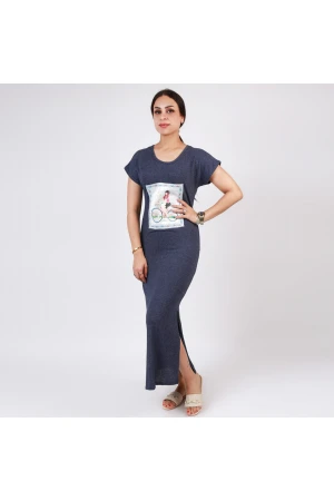 قميص طويل بفتحة جانبية وياقة مستديرة 