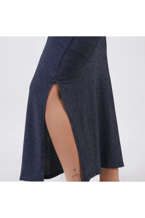 قميص طويل بفتحة جانبية وياقة مستديرة