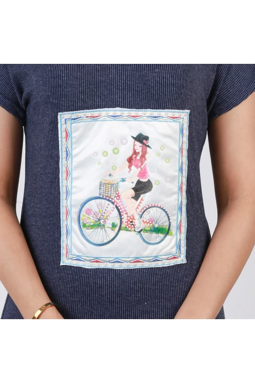 قميص طويل بفتحة جانبية وياقة مستديرة