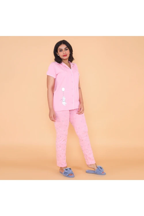 بجاما تيشيرت بياقه وأزرار إغلاق مع بنطلون بطبعات