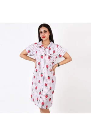 قميص بأزرار وأكمام قصيرة بطبعات فراولة 