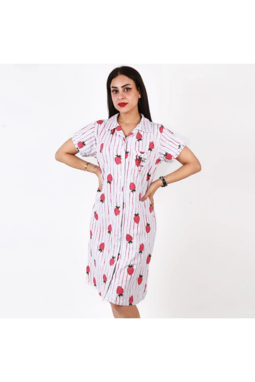 قميص بأزرار وأكمام قصيرة بطبعات فراولة