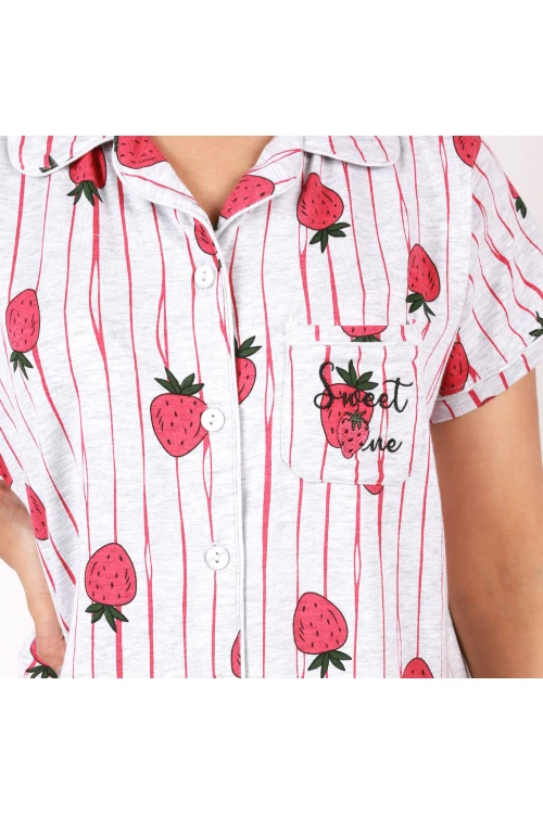 قميص بأزرار وأكمام قصيرة بطبعات فراولة