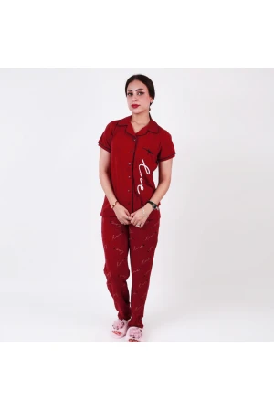طقم بيجاما بنطلون مزخرف مع تيشيرت بياقة 