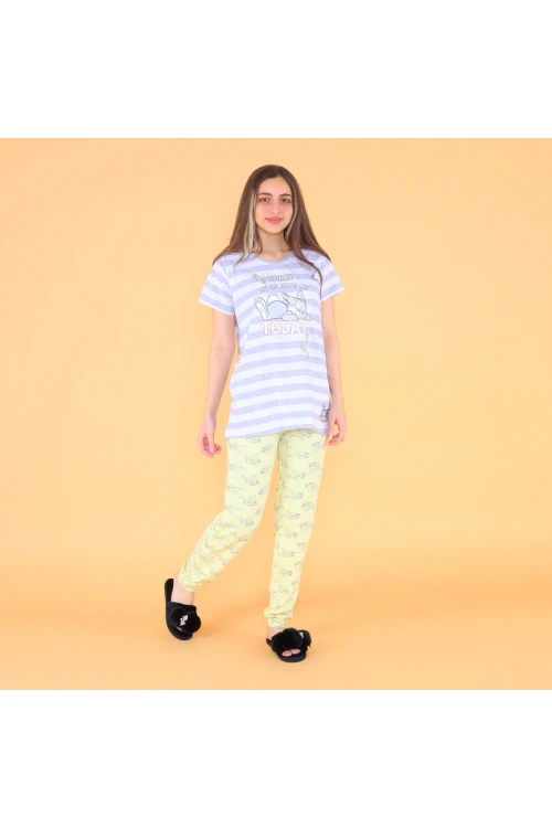 بجاما تيشيرت مقلم مع بنطلون بطبعات