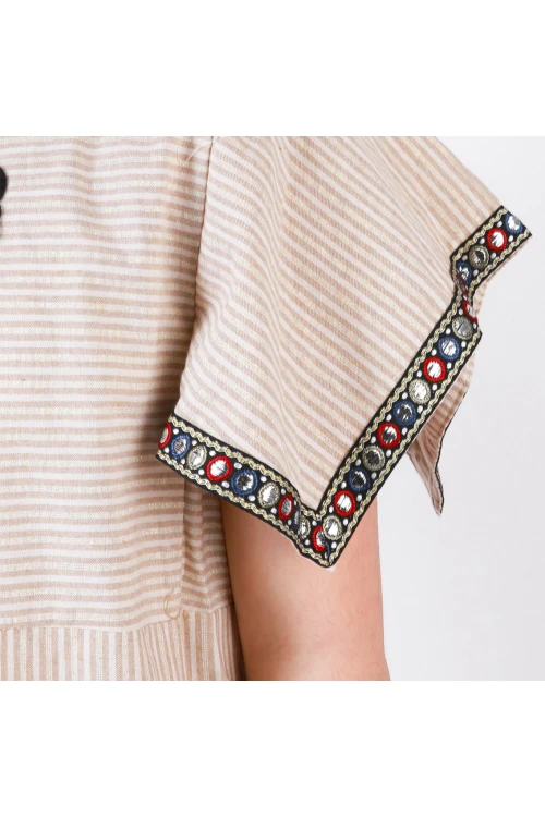 جلابية مقلمة باطراف كشكش وأكمام واسعة