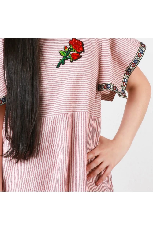 جلابية مقلمة باطراف كشكش وأكمام واسعة