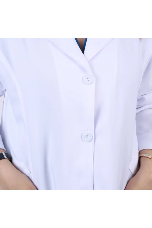 بالطو طبي بأزرار إغلاق وجيوب أمامية