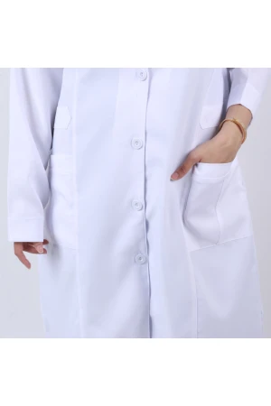 بالطو طبي بأزرار إغلاق وجيوب أمامية 