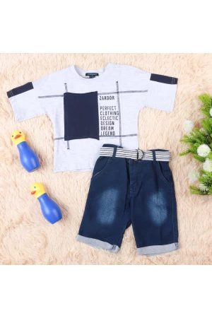 طقم شورت جينز مع تيشيرت مزين بطبعات كتابة 