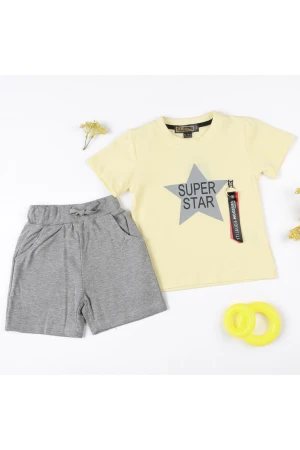 طقم شورت ساده مع تيشيرت بطبعات كتابة 