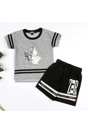 طقم تيشيرت بأكمام قصيرة مع شورت مزخرف