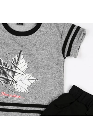 طقم تيشيرت بأكمام قصيرة مع شورت مزخرف