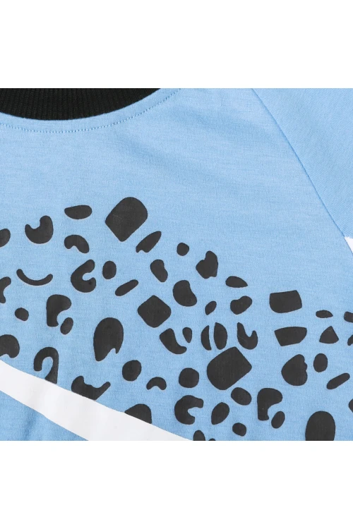 طقم تيشيرت مزين بطبعات مع بنطلون بحزام ربط