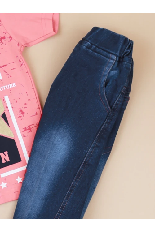 بنطلون جينز بأطراف مطاطية مع تيشيرت بياقة ضيقة