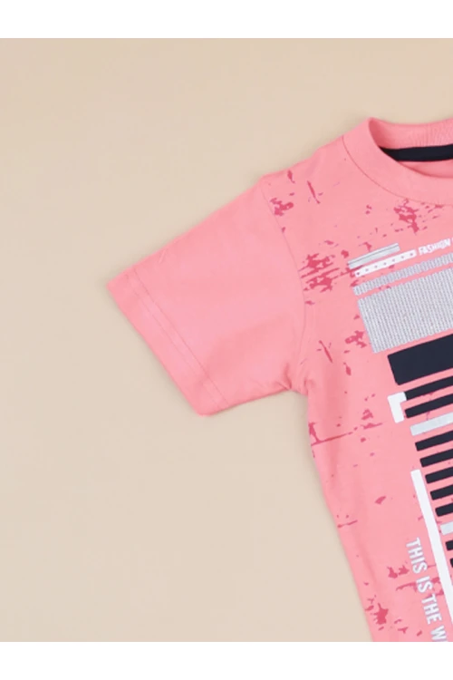 بنطلون جينز بأطراف مطاطية مع تيشيرت بياقة ضيقة