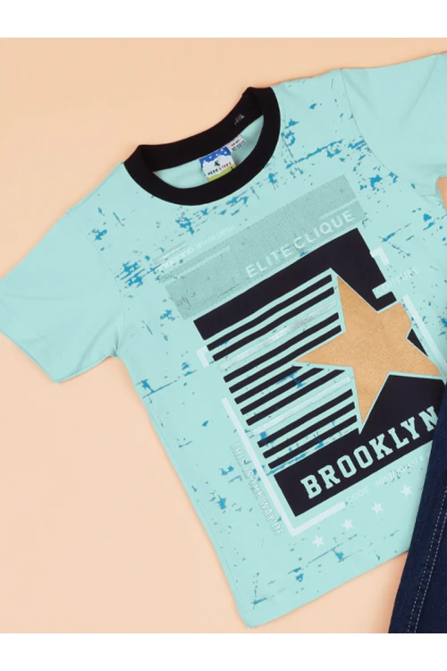 بنطلون جينز بأطراف مطاطية مع تيشيرت بياقة ضيقة