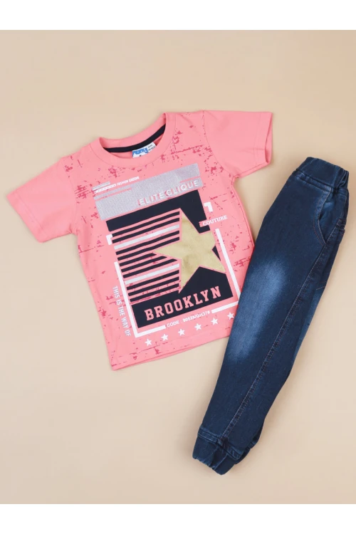 بنطلون جينز بأطراف مطاطية مع تيشيرت بياقة ضيقة